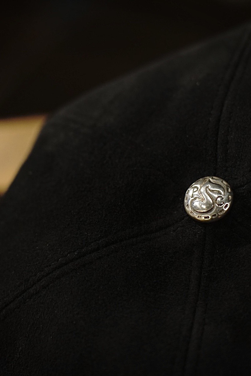 GOAT SUEDE CASQUETTE W/SILBER BUTTON